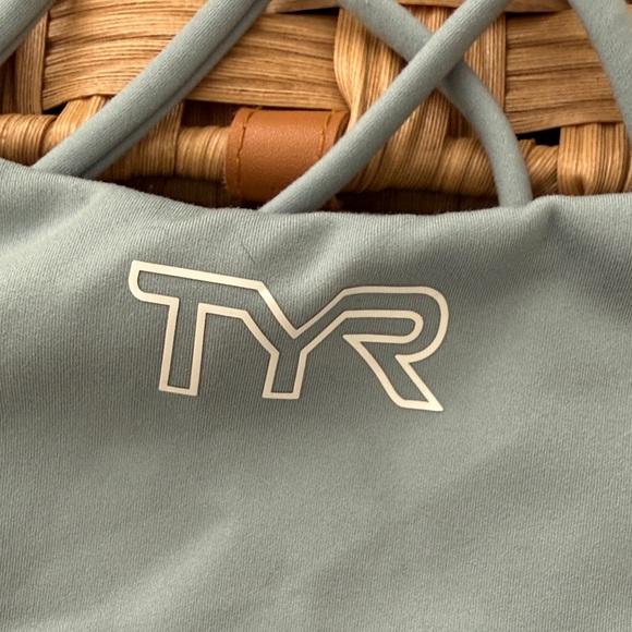 TYR Women's Light Blue Sports Bra size Medium - Picture 4 of 5